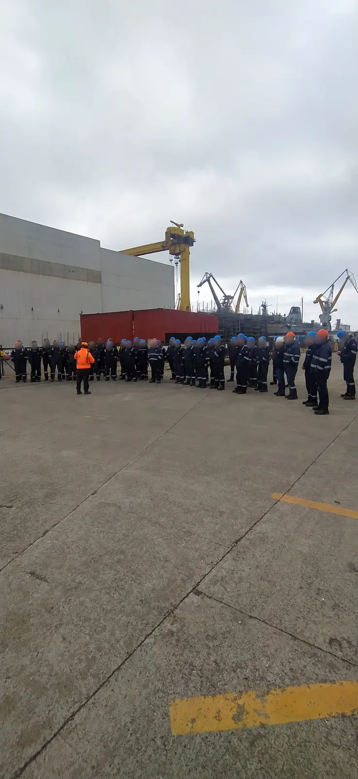 Occupational safety briefing with a field team